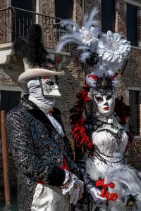 Costumi del Carnevale di Venezia davanti alla Madonna della Salute.