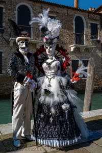 Costumi del Carnevale di Venezia davanti alla Madonna della Salute.