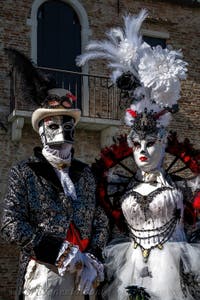 Costumi del Carnevale di Venezia davanti alla Madonna della Salute.