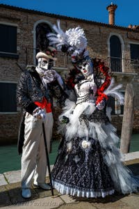 Costumi del Carnevale di Venezia davanti alla Madonna della Salute.