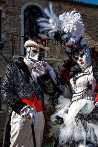 Costumi del Carnevale di Venezia davanti alla Madonna della Salute.