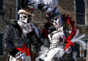 Costumi del Carnevale di Venezia davanti alla chiesa della Madonna della Salute.