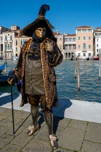 Costumi del Carnevale di Venezia davanti alla Madonna della Salute.