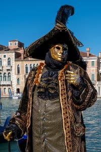 Costumi del Carnevale di Venezia davanti alla Madonna della Salute.