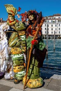 Costumi del Carnevale di Venezia davanti alla Madonna della Salute.