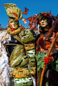 Costumi del Carnevale di Venezia davanti alla Madonna della Salute.