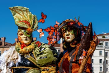 Costumi del Carnevale di Venezia davanti alla Madonna della Salute.