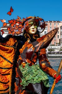 Costumi del Carnevale di Venezia davanti alla Madonna della Salute.