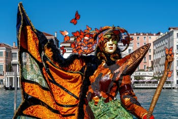 Costumi del Carnevale di Venezia davanti alla Madonna della Salute.