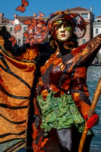 Costumi del Carnevale di Venezia davanti alla Madonna della Salute.