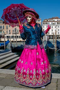 Costumi del Carnevale di Venezia davanti alla Madonna della Salute.