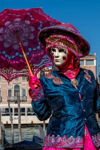 Costumi del Carnevale di Venezia davanti alla Madonna della Salute.