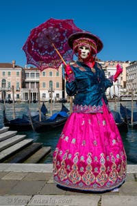 Costumi del Carnevale di Venezia davanti alla Madonna della Salute.