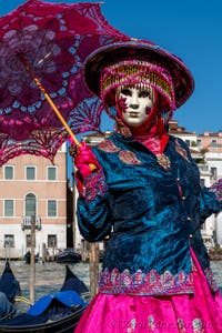 Costumi del Carnevale di Venezia davanti alla Madonna della Salute.