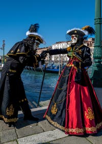 Costumi del Carnevale di Venezia davanti alla Madonna della Salute.