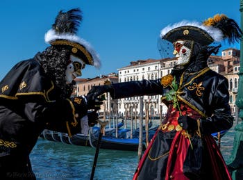 Costumi del Carnevale di Venezia davanti alla Madonna della Salute.