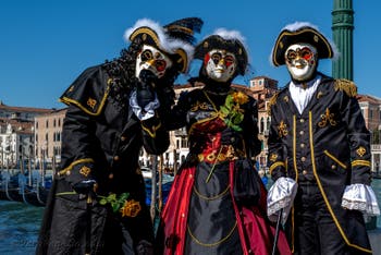 Costumi del Carnevale di Venezia davanti alla Madonna della Salute.