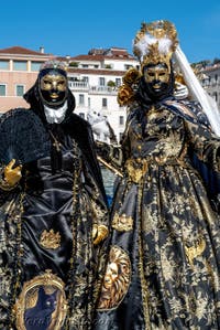 Costumi del Carnevale di Venezia davanti alla Madonna della Salute.