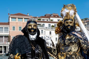 Costumi del Carnevale di Venezia davanti alla Madonna della Salute.