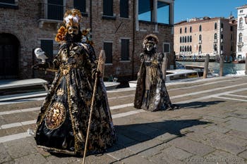 Costumi del Carnevale di Venezia davanti alla Madonna della Salute.