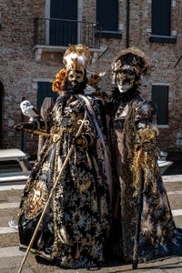 Costumi del Carnevale di Venezia davanti alla Madonna della Salute.