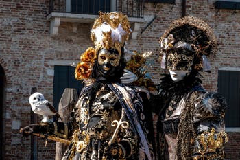 Costumi del Carnevale di Venezia davanti alla Madonna della Salute.