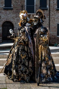 Costumi del Carnevale di Venezia davanti alla Madonna della Salute.