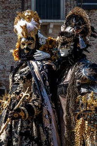 Costumi del Carnevale di Venezia davanti alla Madonna della Salute.