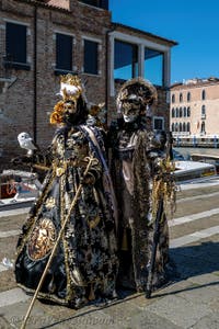 Costumi del Carnevale di Venezia davanti alla Madonna della Salute.