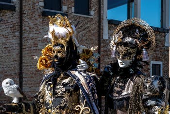 Costumi del Carnevale di Venezia davanti alla Madonna della Salute.