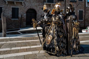 Costumi del Carnevale di Venezia davanti alla Madonna della Salute.