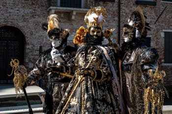 Costumi del Carnevale di Venezia davanti alla chiesa della Madonna della Salute.