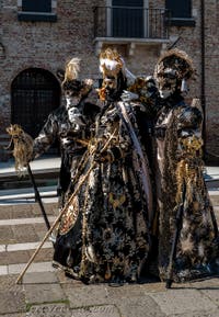 Costumi del Carnevale di Venezia davanti alla Madonna della Salute.