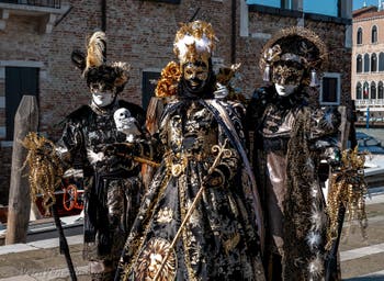 Costumi del Carnevale di Venezia davanti alla Madonna della Salute.