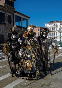 Costumi del Carnevale di Venezia davanti alla Madonna della Salute.