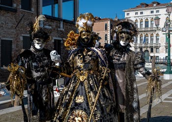 Costumi del Carnevale di Venezia davanti alla Madonna della Salute.