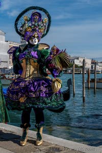 Costumi del Carnevale di Venezia davanti alla Madonna della Salute.