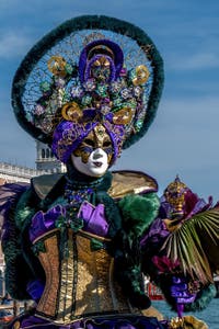 Costumi del Carnevale di Venezia davanti alla Madonna della Salute.