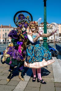 Costumi del Carnevale di Venezia davanti alla Madonna della Salute.