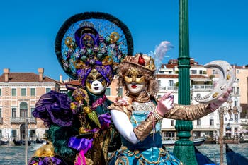 Costumi del Carnevale di Venezia davanti alla Madonna della Salute.