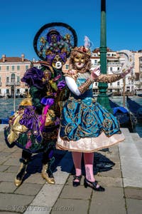 Costumi del Carnevale di Venezia davanti alla Madonna della Salute.