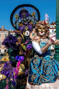 Costumi del Carnevale di Venezia davanti alla Madonna della Salute.