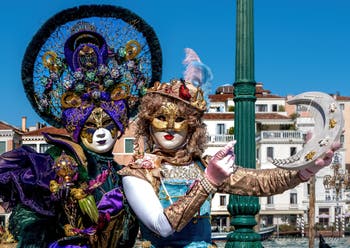 Costumi del Carnevale di Venezia davanti alla Madonna della Salute.