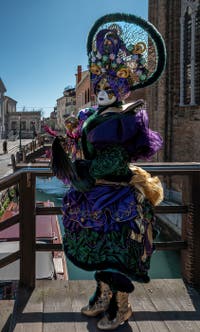 Costumi del Carnevale di Venezia davanti alla Madonna della Salute.