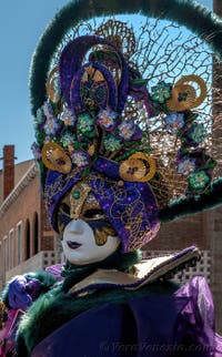 Costumi del Carnevale di Venezia davanti alla Madonna della Salute.