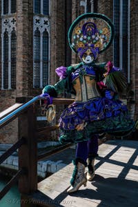 Costumi del Carnevale di Venezia davanti alla Madonna della Salute.