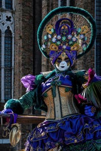 Costumi del Carnevale di Venezia davanti alla Madonna della Salute.