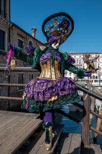 Costumi del Carnevale di Venezia davanti alla Madonna della Salute.