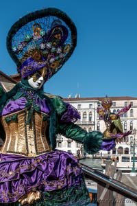 Costumi del Carnevale di Venezia davanti alla Madonna della Salute.