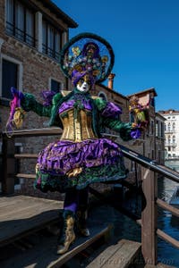 Costumi del Carnevale di Venezia davanti alla Madonna della Salute.